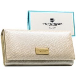 Portfel damski w kolorze ecru zamykany na zatrzask, pokryty subtelnym wzorem na klapce - Peterson. Portfele damskie Peterson, bez wzorów, ze skóry ekologicznej. Za 77.99 zł.