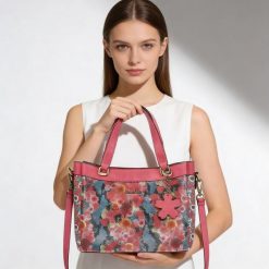 Torebka damska Laura Vita, z materiału syntetycznego z dekoracyjnym nadrukiem kwiatowym krótkie uchwyty do noszenia w dłoni regulowany pasek na ramię. Czerwone torebki klasyczne damskie Laura Vita, bez wzorów, z materiału, z nadrukiem, bez dodatków. Za 319.00 zł.