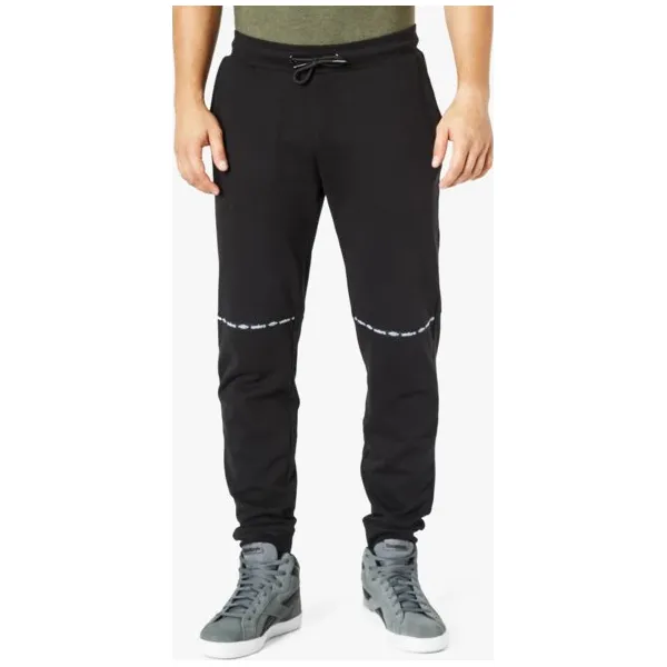 Umbro Spodnie Verdite , czarny, rozmiar XXL. Czarne spodnie materiałowe męskie Umbro, bez wzorów, z bawełny, wizytowe. W wyprzedaży za 79.99 zł.