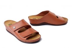DR. BRINKMANN 700617-21 cognac, klapki damskie. Brązowe klapki damskie Dr. Brinkmann, bez wzorów, ze skóry, bez obcasa. Za 239.90 zł.