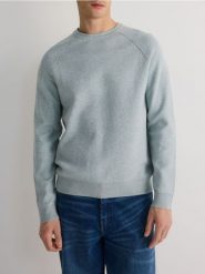 Sweter z domieszką lnu - jasnoniebieski. Niebieskie swetry męskie Reserved, l, bez wzorów, z dzianiny, bez kołnierzyka. W wyprzedaży za 59.99 zł.