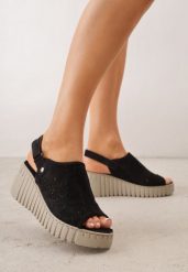 Czarne Sandały VICES na Koturnie z Ażurowymi Wycięciami w Kwiaty Salaphis. Czarne sandały damskie Born2be, w ażurowe wzory, bez obcasa, na koturnie. Za 109.99 zł.