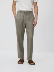 Lniane spodnie chino straight - beżowy. Brązowe spodnie materiałowe męskie Reserved, bez wzorów. Za 179.99 zł.