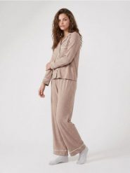 Dwuczęściowa piżama loose fit z domieszką wiskozy - beżowy. Brązowe piżamy damskie Sinsay, l, bez wzorów, z wiskozy, bez ramiączek. Za 79.99 zł.