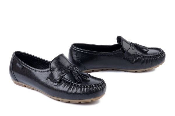 SOLO 018W czarny napl., półbuty damskie. Czarne półbuty damskie Solo, bez wzorów, ze skóry, bez obcasa. Za 225.17 zł.