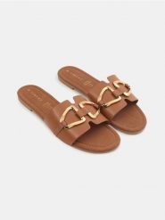 Klapki ze skórzaną wkładką - bordowy. Czerwone klapki damskie Sinsay, bez wzorów, bez obcasa. Za 39.99 zł.