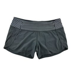 Lululemon krótkie spodenki damskie do biegania. Czarne szorty damskie LULULEMON, bez wzorów, z materiału, klasyczne. Za 85.16 zł.