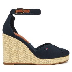 Półbuty Tommy Hilfiger. Niebieskie półbuty damskie Tommy Hilfiger, bez wzorów, bez obcasa, na koturnie. Za 259.99 zł.