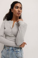 Dopasowany top z dekoltem na zatrzaski w kolorze CLASSIC GREY- MOODY NAP-XS. Szare topy damskie Marsala, s, bez wzorów, z bawełny, bez kołnierzyka. Za 179.90 zł.