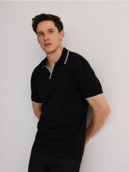 Koszulka polo regular fit - czarny. Czarne koszulki polo męskie Reserved, l, bez wzorów, z dzianiny, bez ramiączek. W wyprzedaży za 79.99 zł.