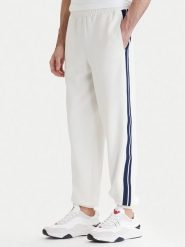 Guess Spodnie dresowe Z6GB11 K3202 Biały Regular Fit. Białe spodnie dresowe męskie Guess, z aplikacjami, z dresówki. Za 474.99 zł.