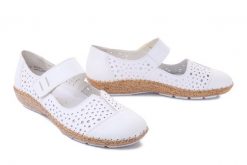 RIEKER 44880-80 white, półbuty letnie damskie. Białe półbuty damskie Rieker, w ażurowe wzory, bez obcasa. Za 223.93 zł.