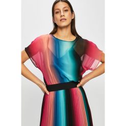 Trussardi Jeans - Sukienka. Sukienki damskie TRUSSARDI JEANS, na co dzień, bez wzorów, z jeansu, casualowe, bez kołnierzyka, bez ramiączek, mini, plisowane. W wyprzedaży za 749.90 zł.