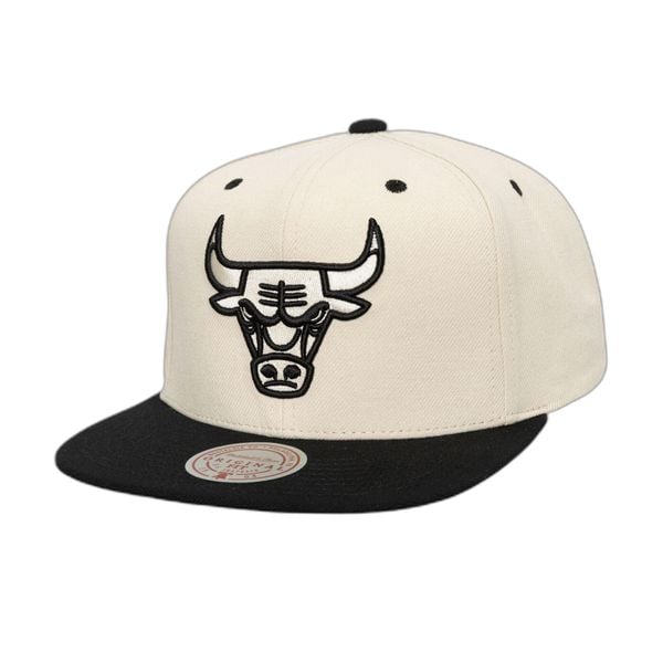 Czapka typu snapback Mitchell & Ness Evergreen Chicago Bulls. Białe czapki męskie Mitchell & Ness, bez wzorów. Za 209.50 zł.