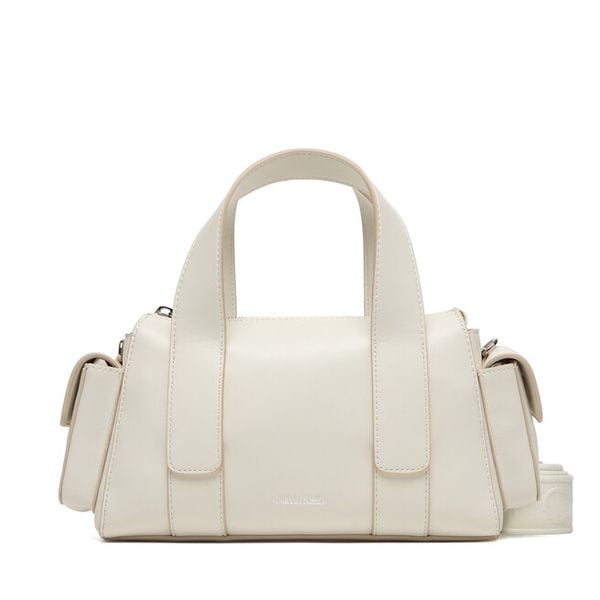 Torebka Calvin Klein. Białe torebki klasyczne damskie CALVIN KLEIN, bez wzorów, bez dodatków. Za 489.99 zł.