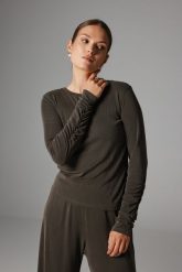 BLUZKA BEVERLY SZARO- BRĄZOWA XS - Flawless. Szare bluzki damskie Flawless, xs, bez wzorów, z dzianiny, bez kołnierzyka, bez ramiączek. Za 257.00 zł.