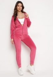 Fuksjowy Komplet Welurowy Ozdobiony Cekinowym Lampasem Bluza z Kapturem i Spodnie Adoriasa. Czerwone bluzy z kapturem damskie Born2be, bez wzorów, z weluru, eleganckie. Za 79.99 zł.