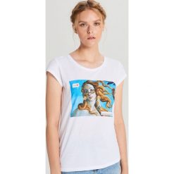 KOSZULKA DAMSKA - Biały. Białe t-shirty damskie Cropp, l, bez wzorów, bez kołnierzyka. Za 29.99 zł.