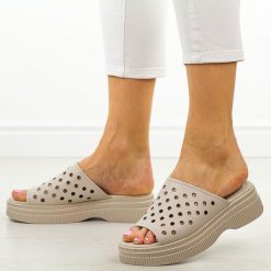 Beżowe skórzane klapki damskie na platformie S.Barski 537. Brązowe klapki damskie S.BARSKI, w ażurowe wzory, z jeansu, bez obcasa, na platformie. Za 229.00 zł.