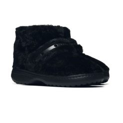 Kapcie Crocs CLASSIC UNFURGETTABLE BOOT 211743-060. Czarne kapcie damskie Crocs, z gumy. Za 295.35 zł.