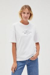 Bawełniany biały t-shirt z napisem. Białe t-shirty damskie MOODO, l, bez wzorów, z bawełny, bez kołnierzyka. W wyprzedaży za 34.99 zł.