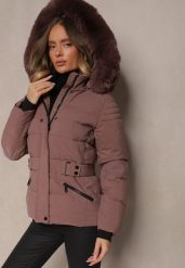Fioletowa Kurtka z Pikowaniem Odpinanym Kapturem i Futerkiem z Paskiem Vortinay. Fioletowe kurtki damskie Renee, na zimę, l, bez wzorów, z materiału. Za 229.99 zł.