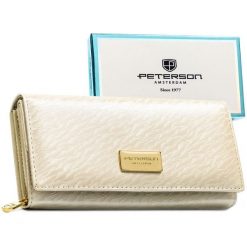 Portfel damski w kolorze ecru, zamykany na zatrzask, wykonany ze skóry naturalnej i ekologicznej - Peterson. Portfele damskie Peterson, bez wzorów, ze skóry ekologicznej. Za 89.99 zł.