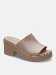 Crocs Klapki "Brooklyn Slide High" w kolorze jasnobrązowym rozmiar: 37/38. Brązowe klapki damskie Crocs, bez wzorów, bez obcasa. Za 240.99 zł.