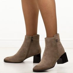 Khaki zamszowe botki damskie na obcasie Potocki 12743. Brązowe botki damskie POTOCKI, na jesień, z dzianiny, boho, z okrągłym noskiem, bez obcasa, na obcasie, bez zapięcia. Za 219.00 zł.