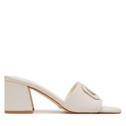 Klapki Guess. Brązowe klapki damskie Guess, z aplikacjami, bez obcasa. Za 529.99 zł.