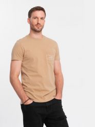 Męski bawełniany t-shirt z nadrukiem na kieszonce Ombre Streetstyle – piaskowy V6. Pomarańczowe t-shirty męskie Ombre Clothing, m, bez wzorów, z bawełny, bez kołnierzyka. W wyprzedaży za 24.99 zł.