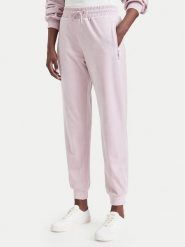 Guess Spodnie dresowe V6BB11 K6304 Różowy jasny Regular Fit. Czerwone spodnie dresowe damskie Guess, xs, z aplikacjami, z dresówki. Za 344.99 zł.