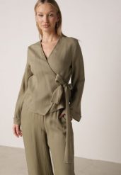 Zielona Kopertowa Bluzka z Wiskozy Ozdobiona Wiązaniem Velanitte. Zielone bluzki damskie Born2be, l, bez wzorów, z jeansu, eleganckie, bez kołnierzyka, bez ramiączek. Za 149.99 zł.