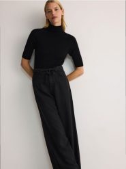 Golf z wiskozą - czarny. Czarne golfy damskie Reserved, l, bez wzorów, z dzianiny, bez ramiączek. W wyprzedaży za 59.99 zł.