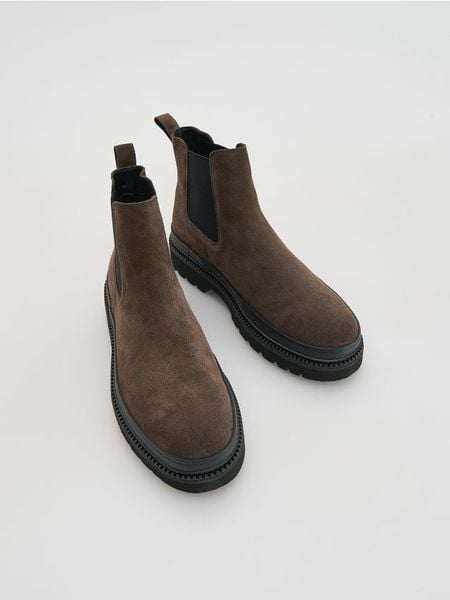 Zamszowe botki - brązowy. Brązowe buty zimowe męskie Reserved, ze skóry, bez zapięcia. Za 249.99 zł.
