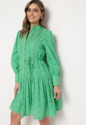 Zielona Sukienka z Haftowanej Tkaniny ze Stójką i Perłowymi Guzikami Salino. Zielone sukienki damskie Born2be, m, bez wzorów, z tkaniny, vintage, bez kołnierzyka, bez ramiączek, midi, rozkloszowane. W wyprzedaży za 103.99 zł.