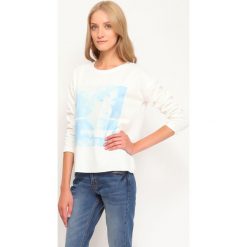 BLUZA NIEROZPINANA DAMSKA Z NADRUKIEM. Białe bluzy bez kaptura damskie TOP SECRET, z dzianiny. W wyprzedaży za 39.99 zł.