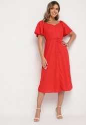 Czerwona Koszulowa Sukienka z Bawełny Ozdobiona Guzikami i Wiązaniem Kollisea. Czerwone sukienki damskie Born2be, na co dzień, l, bez wzorów, z bawełny, eleganckie, bez kołnierzyka, bez ramiączek, midi, koszulowe. W wyprzedaży za 143.99 zł.