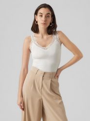 Vero Moda Top "Rosa" w kolorze białym rozmiar: M. Białe topy damskie Vero Moda, m, bez wzorów, z koronki, bez kołnierzyka. Za 43.99 zł.