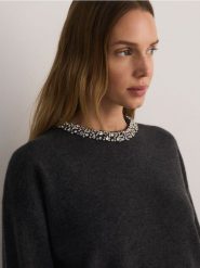 Sweter z ozdobną aplikacją - ciemnoszary. Szare swetry klasyczne damskie Reserved, l, z dzianiny, bez kołnierzyka. W wyprzedaży za 109.99 zł.