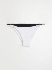 Dwuwarstwowy trójkątny dół od bikini ze strukturalnego materiału - kremowy. Białe bikini damskie Sinsay, bez wzorów. Za 25.99 zł.