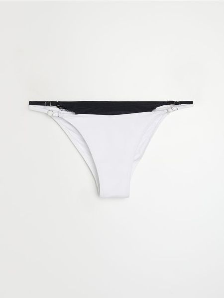 Dwuwarstwowy trójkątny dół od bikini ze strukturalnego materiału - kremowy. Białe bikini damskie Sinsay, bez wzorów. W wyprzedaży za 15.99 zł.
