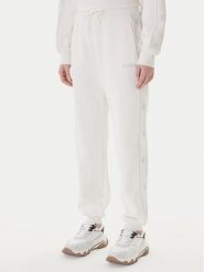 Guess Spodnie dresowe V5BB23 KCX22 Biały Regular Fit. Białe spodnie dresowe damskie Guess, m, z aplikacjami, z dresówki. Za 479.99 zł.