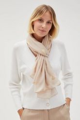 Szal ze złotym nadrukiem różowy. Czerwone szaliki i kominy damskie MOODO, bez wzorów, z poliesteru. W wyprzedaży za 29.99 zł.