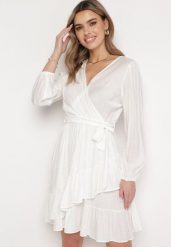 Biała Sukienka Midi z Kopertowym Dekoltem i Materiałowym Paskiem Jomera. Białe sukienki damskie Born2be, l, bez wzorów, z materiału, boho, bez kołnierzyka, bez ramiączek, midi, kopertowe. Za 99.99 zł.