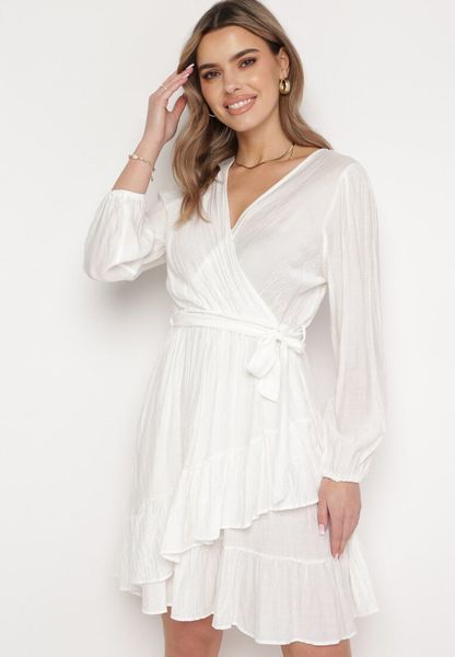 Biała Sukienka Midi z Kopertowym Dekoltem i Materiałowym Paskiem Jomera. Białe sukienki damskie Born2be, l, bez wzorów, z materiału, boho, bez kołnierzyka, bez ramiączek, midi, kopertowe. Za 99.99 zł.