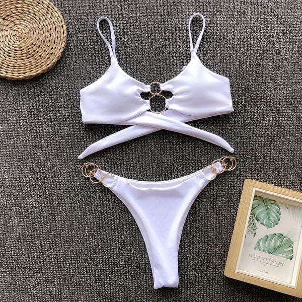Bikini plażowe z ozdobnymi kółkami SueElle. Bikini damskie Intica, bez wzorów. Za 149.00 zł.