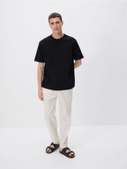 Bawełniany t-shirt boxy - czarny. Czarne t-shirty męskie Reserved, l, bez wzorów, z bawełny, bez kołnierzyka. Za 79.99 zł.