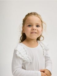 Koszulka z falbanami - złamana biel. Koszulki dziewczęce Reserved, m, bez wzorów, z bawełny, bez ramiączek. W wyprzedaży za 15.99 zł.