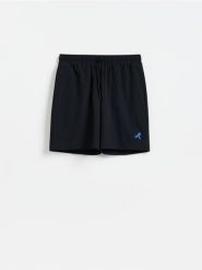 Szorty loose fit - czarny. Czarne szorty męskie Reserved, z tkaniny, bez kołnierzyka. Za 99.99 zł.
